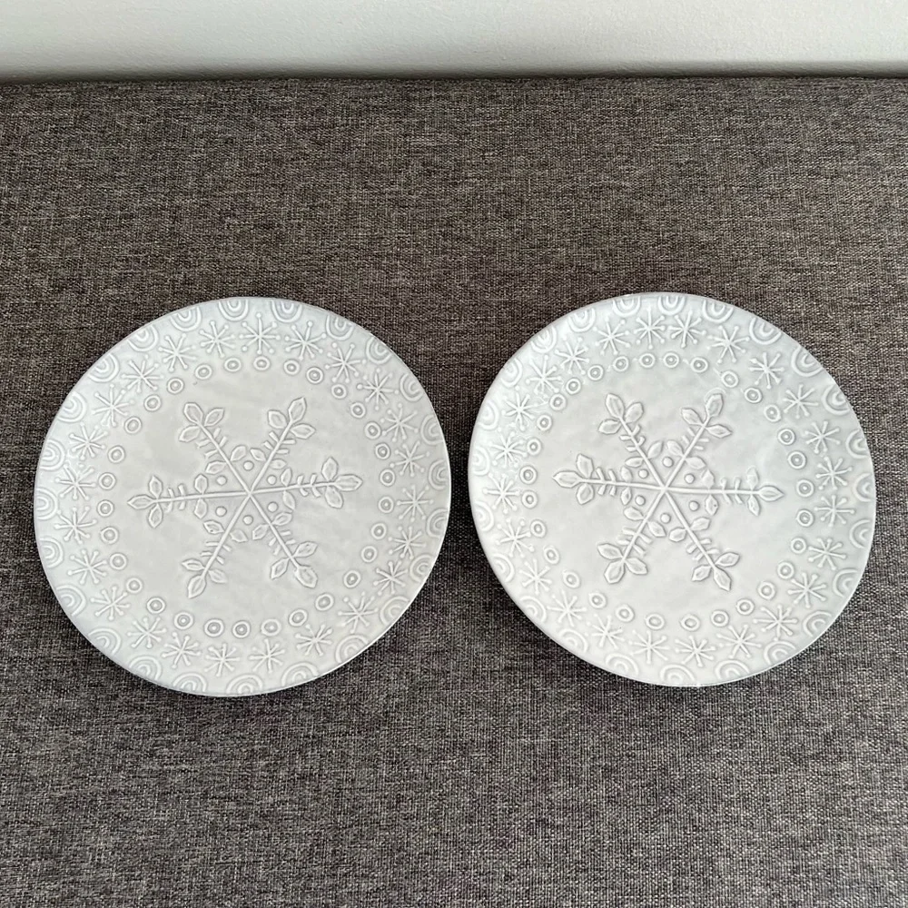 Crate & Barrel Light Grey White Snowflake Pattern Salad Plates Set of 2 RARE